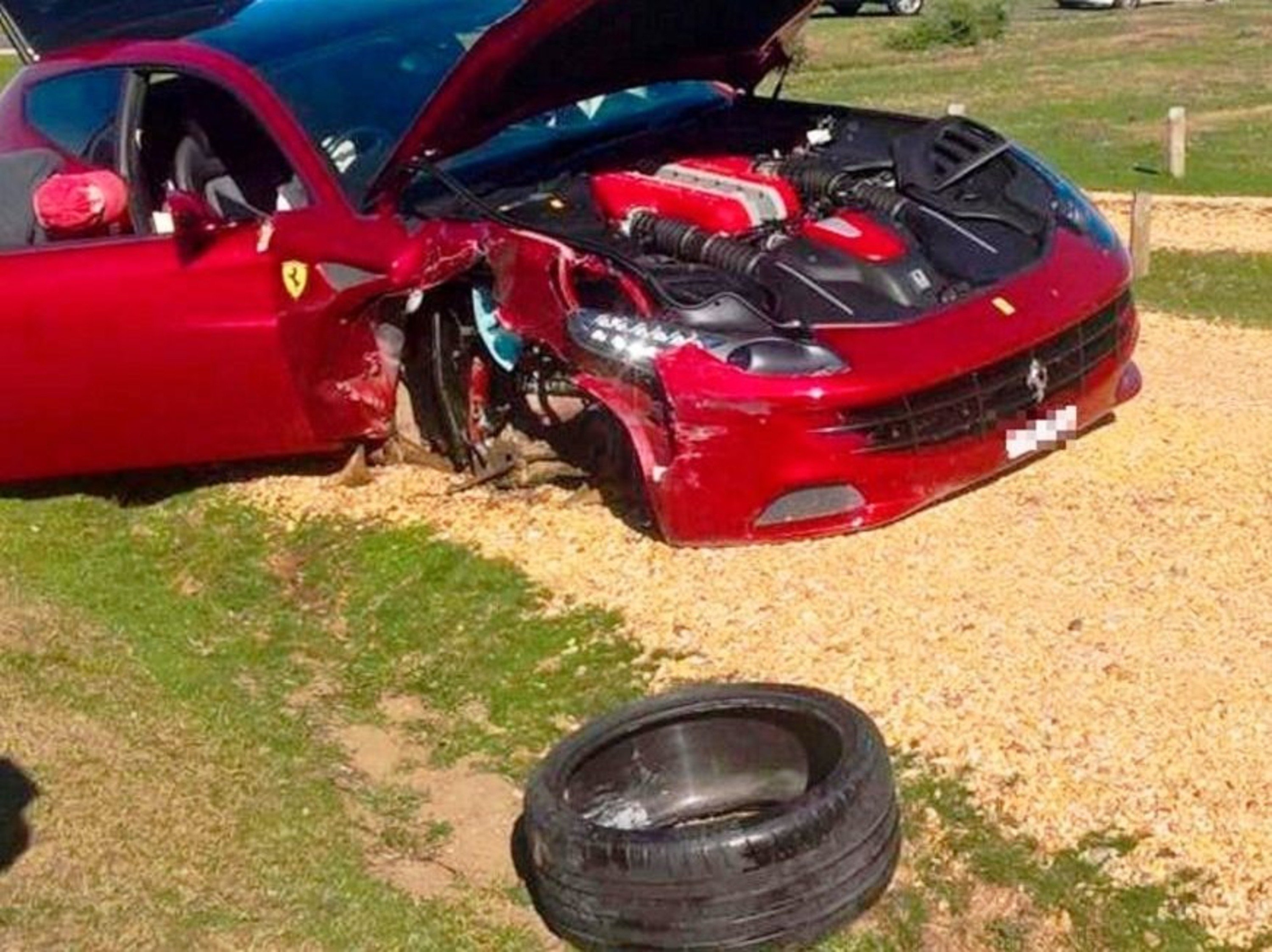 Incidenti stradali, Supercar: Ferrari FF vs Peugeot 206 e la rossa perde una ruota [foto gallery]