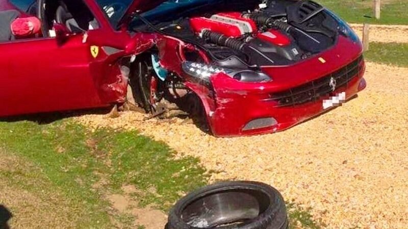 Incidenti stradali, Supercar: Ferrari FF vs Peugeot 206 e la rossa perde una ruota [foto gallery]