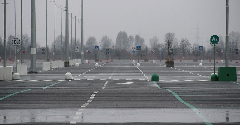 Il parcheggio di Arese &egrave; sconfinato. Oggi per&ograve; giace inutilizzato