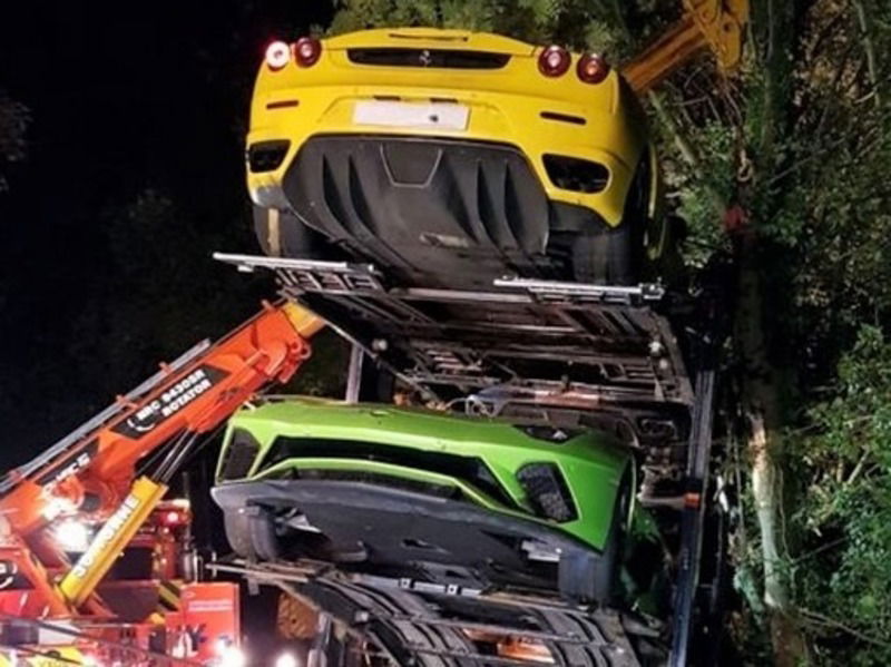 Bisarca delle supercar esce di strada: Ferrari, Lamborghini e Aston Martin tra gli alberi [Foto Gallery]