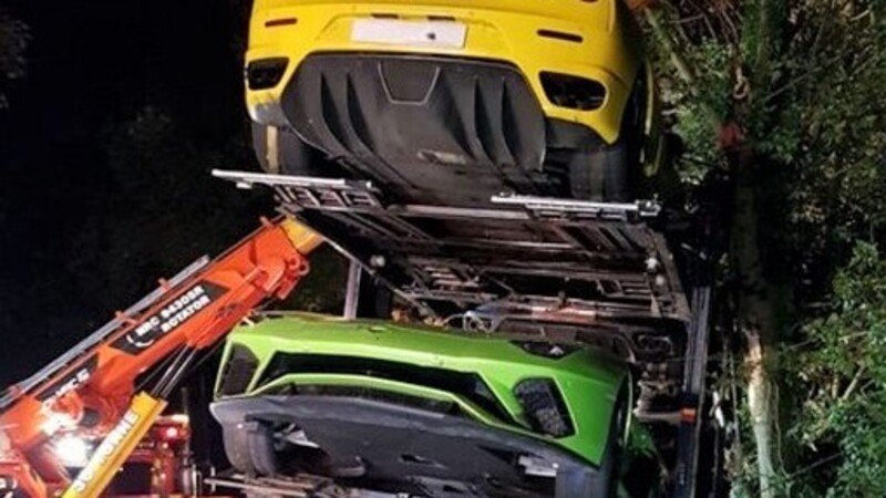 Bisarca delle supercar esce di strada: Ferrari, Lamborghini e Aston Martin tra gli alberi [Foto Gallery]