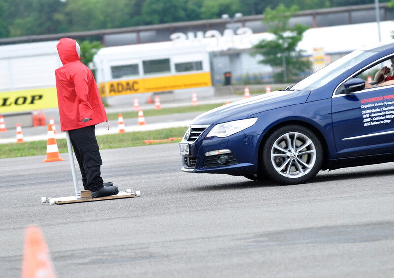 Frenata automatica: nel 2022 sar&agrave; di serie per tutte le auto