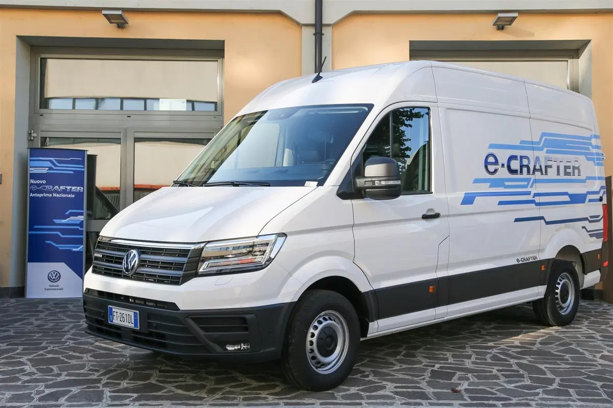 Volkswagen e-Crafter: come si elettrizza il furgone del corriere in città [video primo test] (3)