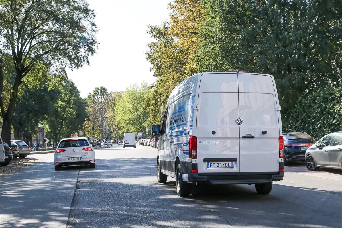 Volkswagen e-Crafter: come si elettrizza il furgone del corriere in città [video primo test] (5)