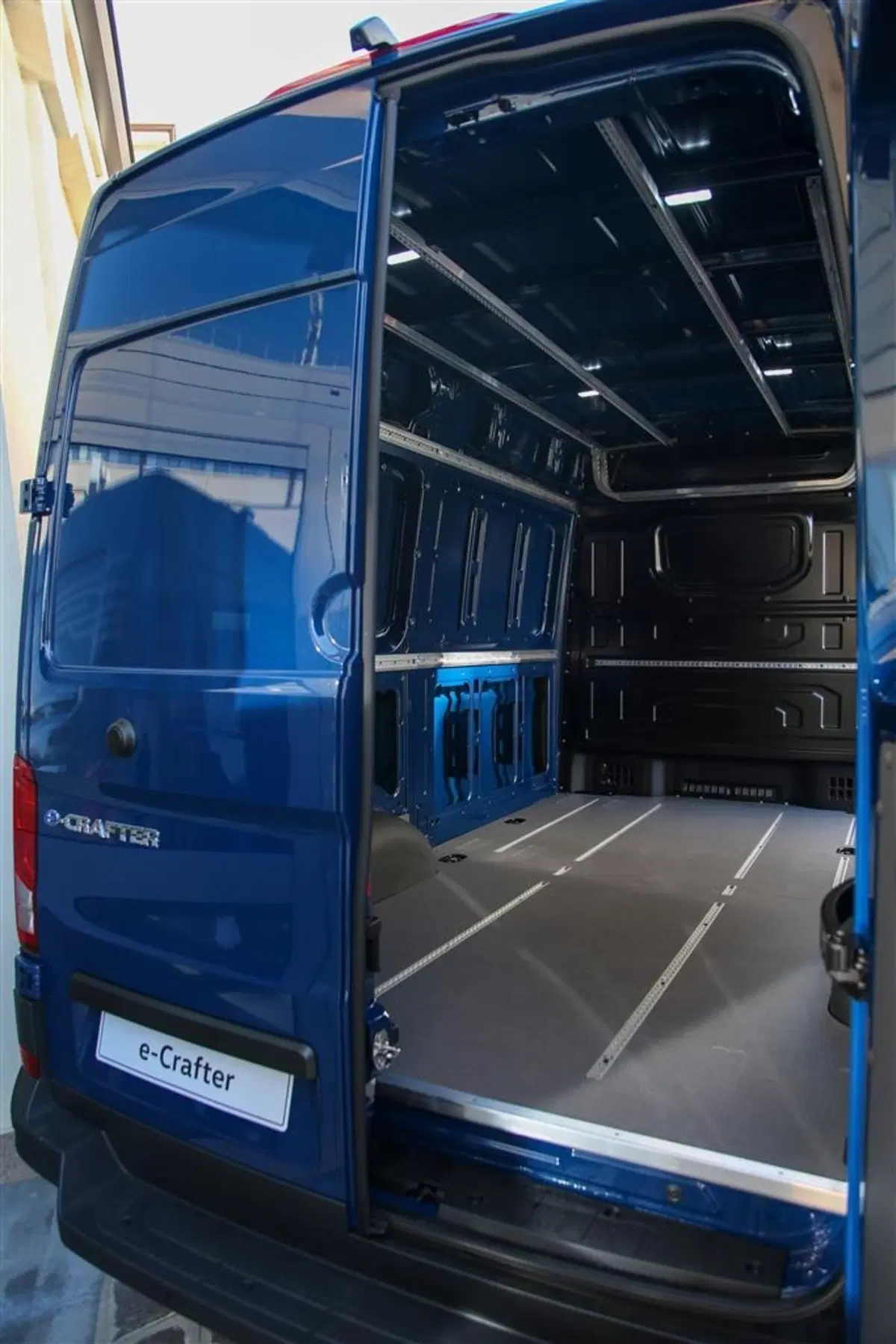 Volkswagen e-Crafter: come si elettrizza il furgone del corriere in città [video primo test] (7)