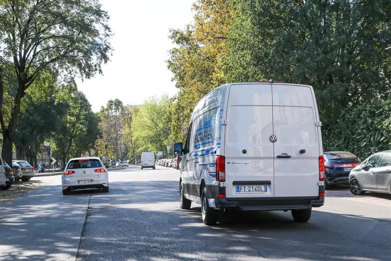 Visto da dietro, e-Crafter &egrave; come i fratelli ma senza (gas di) scarico