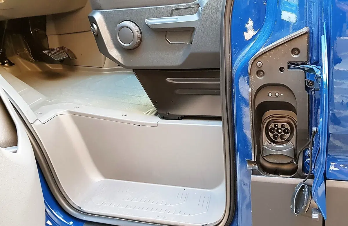 Volkswagen e-Crafter: come si elettrizza il furgone del corriere in città [video primo test] (10)