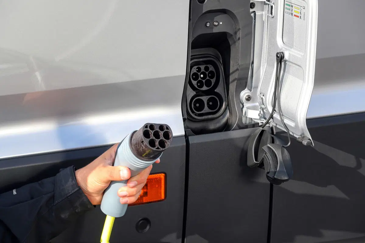 Volkswagen e-Crafter: come si elettrizza il furgone del corriere in città [video primo test] (14)