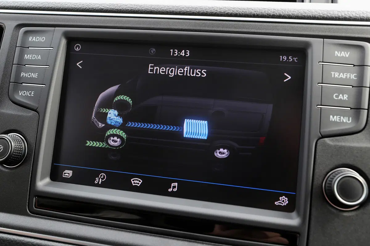 Volkswagen e-Crafter: come si elettrizza il furgone del corriere in città [video primo test] (15)