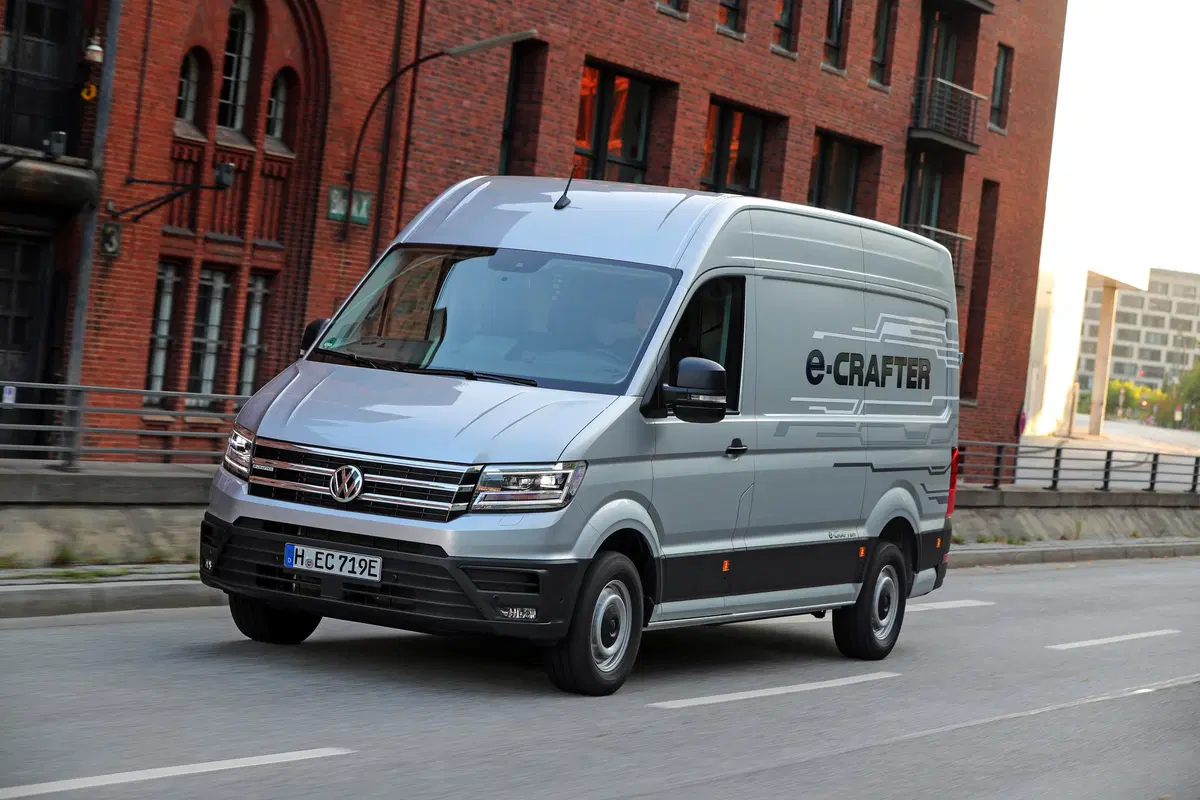 Volkswagen e-Crafter: come si elettrizza il furgone del corriere in città [video primo test] (17)