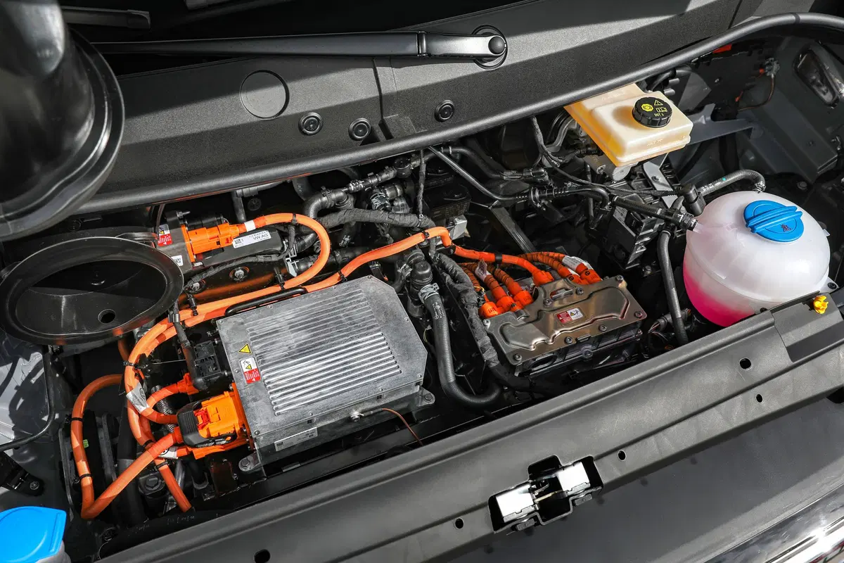 Volkswagen e-Crafter: come si elettrizza il furgone del corriere in città [video primo test] (19)