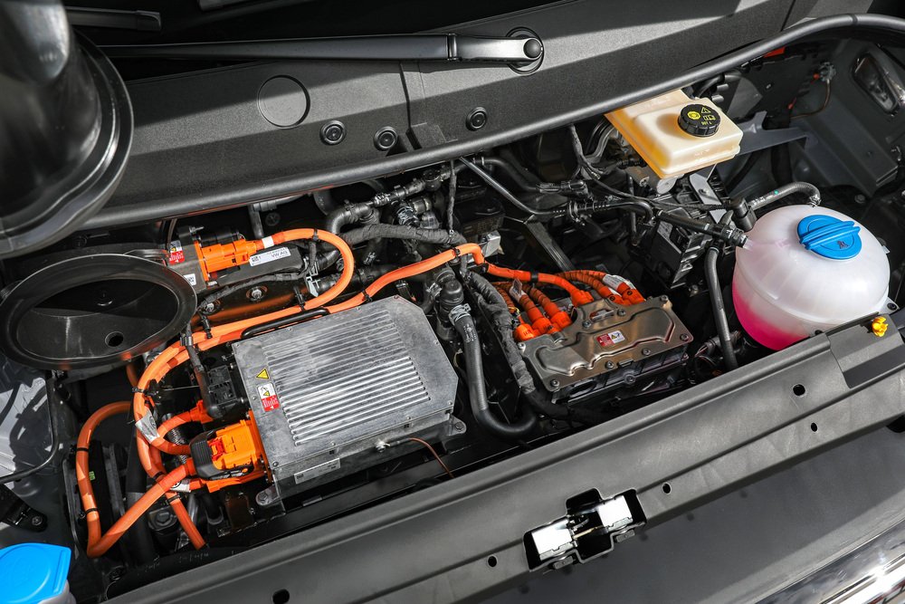 Il vano motore e-Crafter con spazi vuoti, cavi arancioni a 400V e... una centralina Motronic!