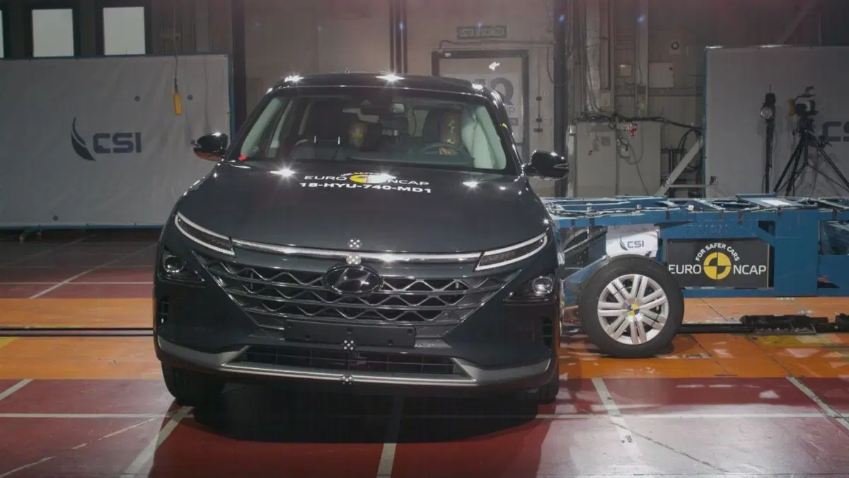 Crash test, la prima volta di un'auto a idrogeno: 5 stelle alla Hyundai Nexo [Video]