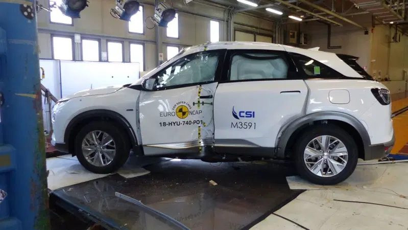 Crash test, la prima volta di un'auto a idrogeno: 5 stelle alla Hyundai Nexo [Video]