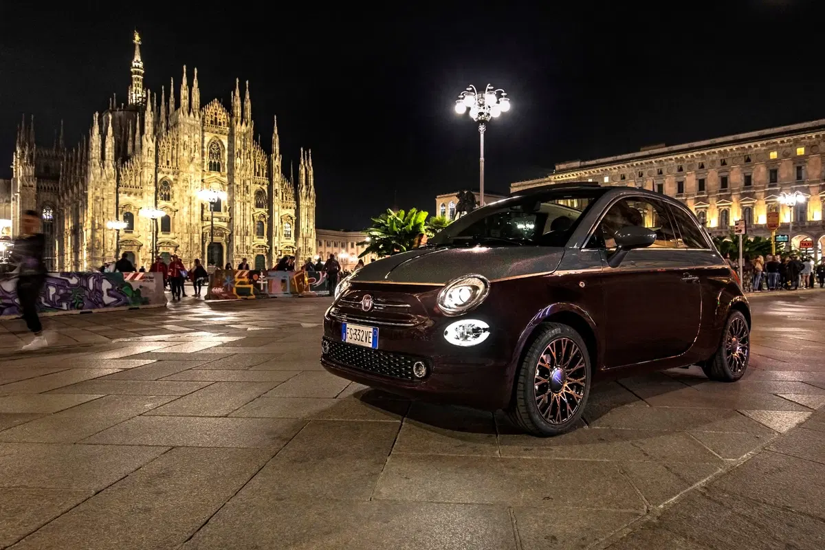 Nuova Fiat 500 Collezione, la cabrio che sfila a Milano Duomo [video] (6)
