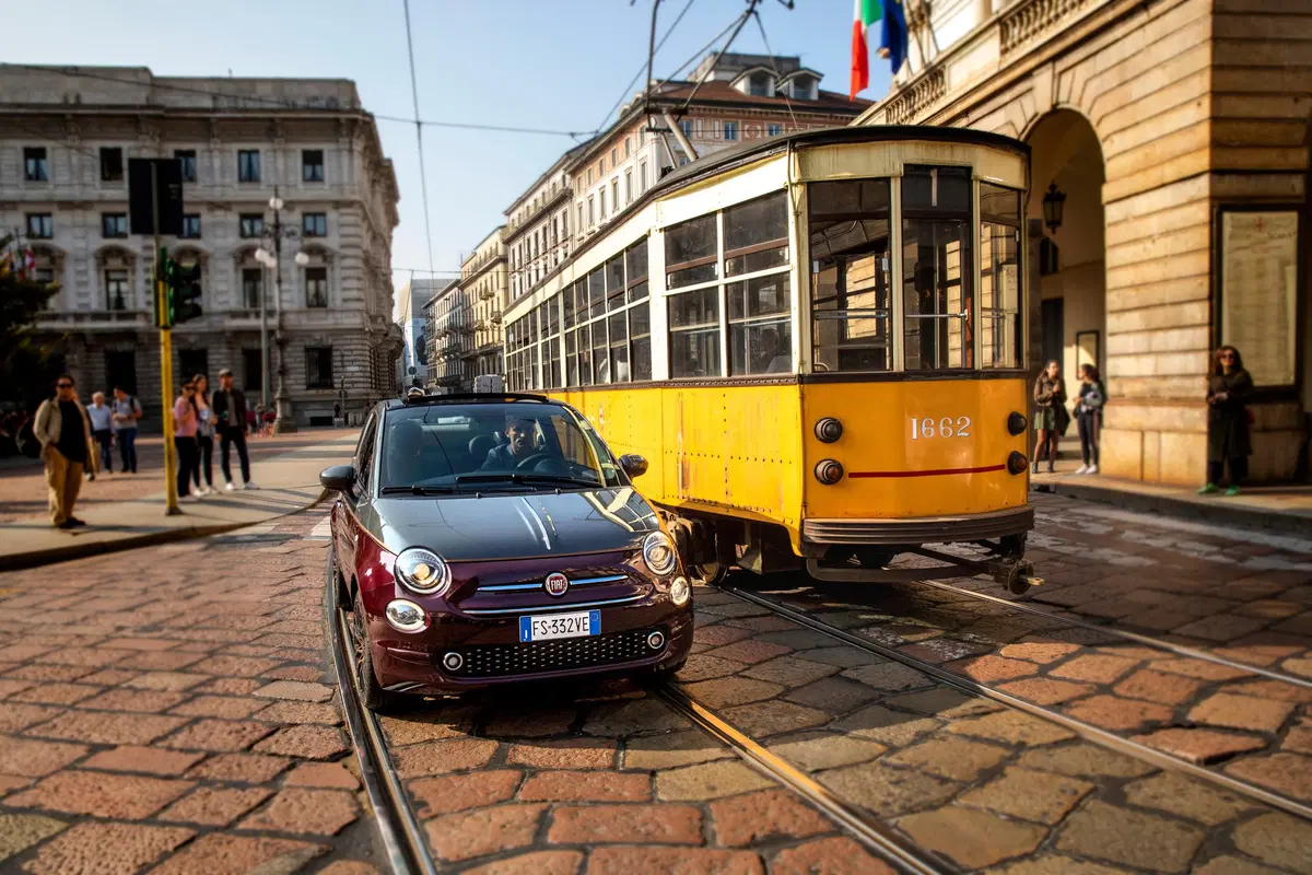 Nuova Fiat 500 Collezione, la cabrio che sfila a Milano Duomo [video] (5)