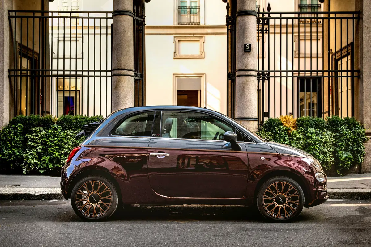 Nuova Fiat 500 Collezione, la cabrio che sfila a Milano Duomo [video] (7)