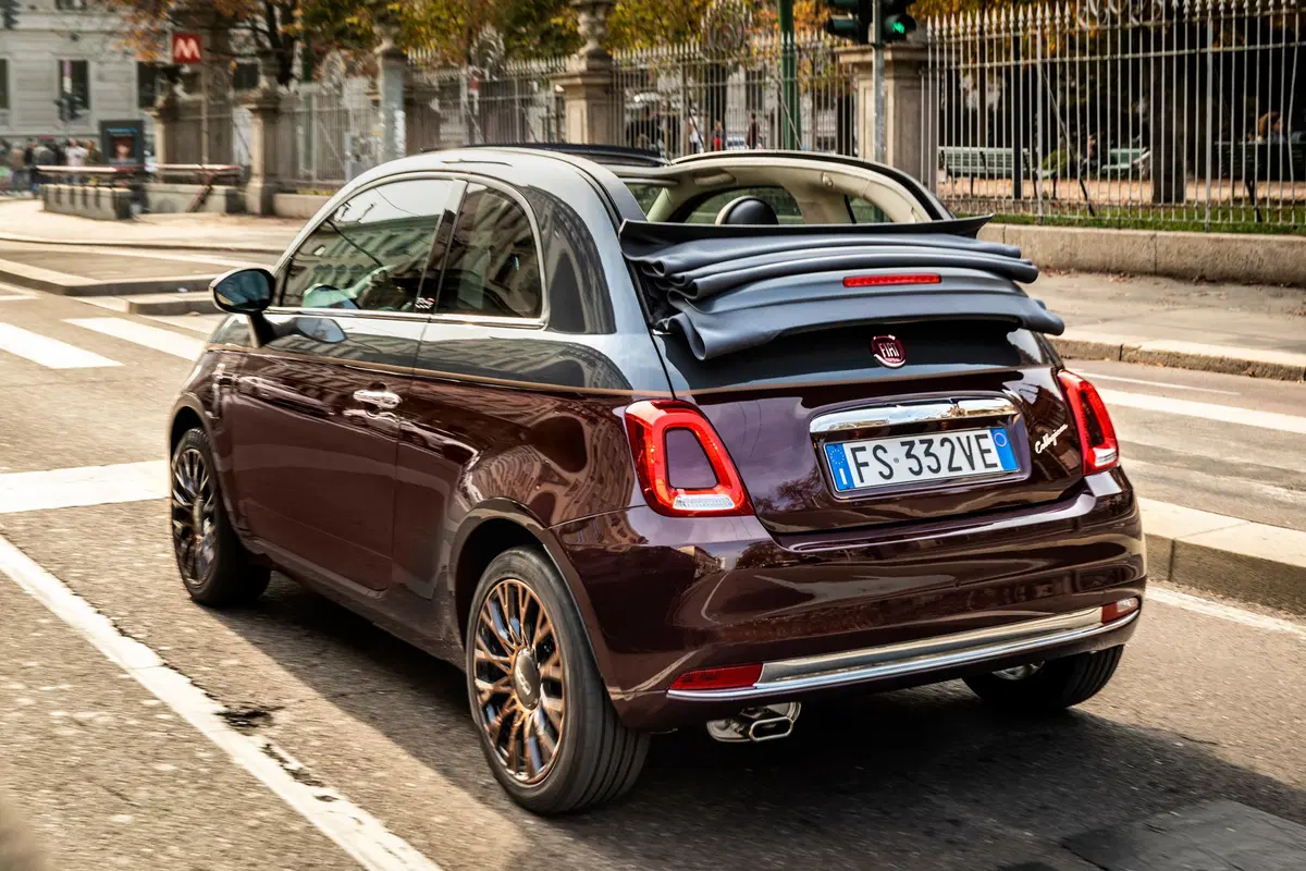 Nuova Fiat 500 Collezione, la cabrio che sfila a Milano Duomo [video] (8)