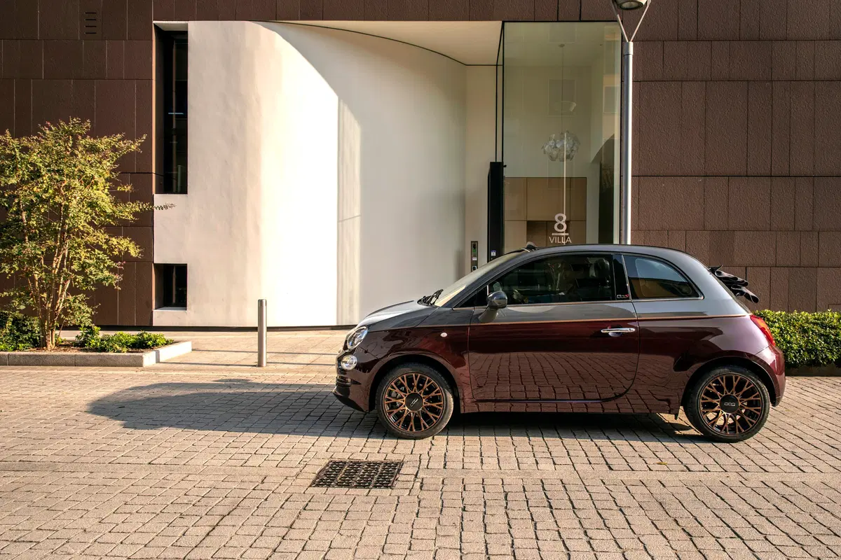 Nuova Fiat 500 Collezione, la cabrio che sfila a Milano Duomo [video] (2)