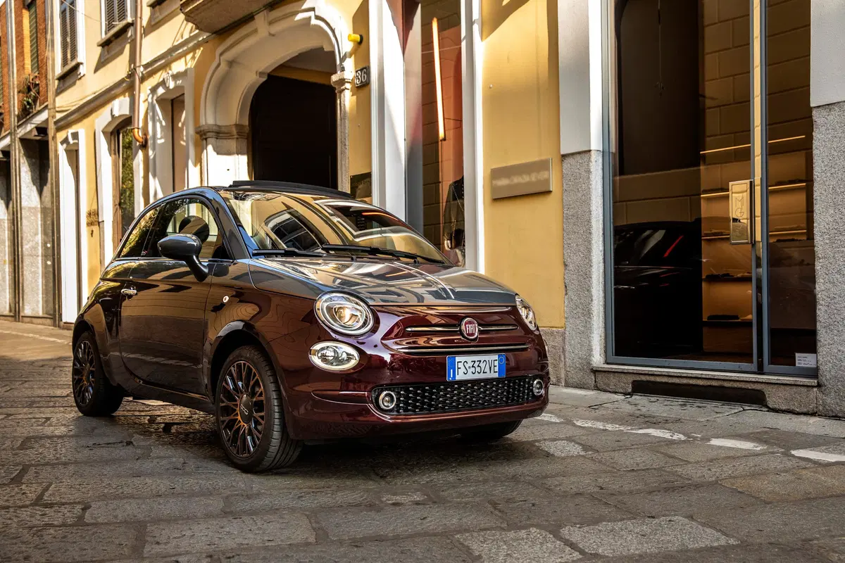 Nuova Fiat 500 Collezione, la cabrio che sfila a Milano Duomo [video] (10)