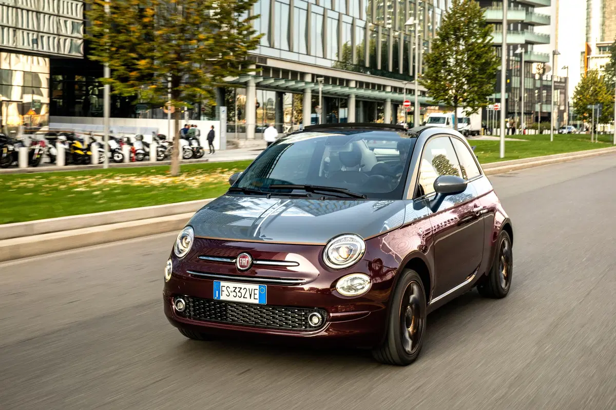 Nuova Fiat 500 Collezione, la cabrio che sfila a Milano Duomo [video] (9)