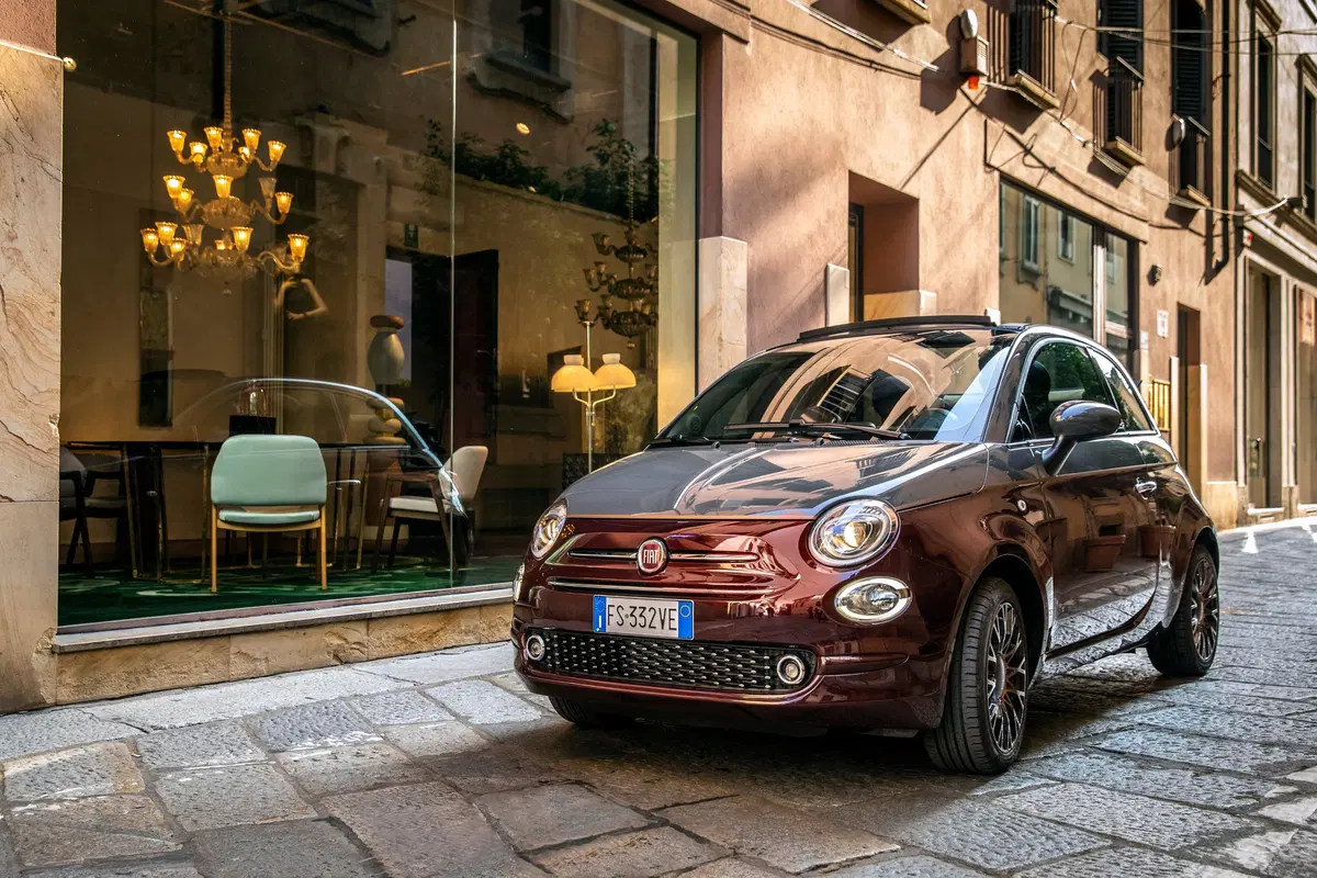 Nuova Fiat 500 Collezione, la cabrio che sfila a Milano Duomo [video] (11)