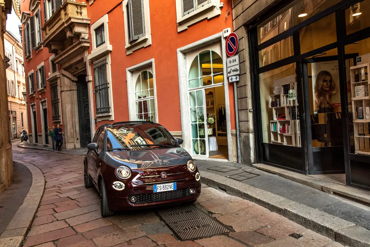 Nuova Fiat 500 Collezione, la cabrio che sfila a Milano Duomo [video] (13)