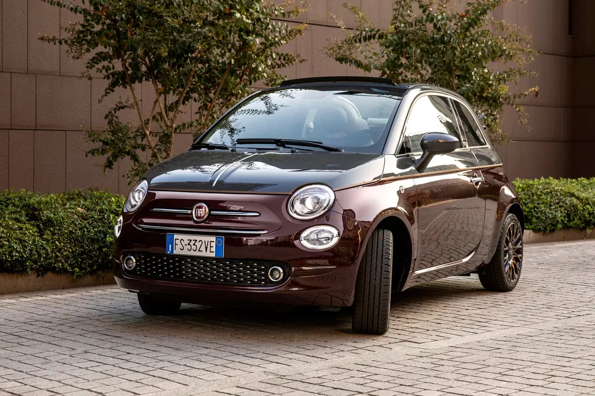 Nuova Fiat 500 Collezione, la cabrio che sfila a Milano Duomo [video] (14)