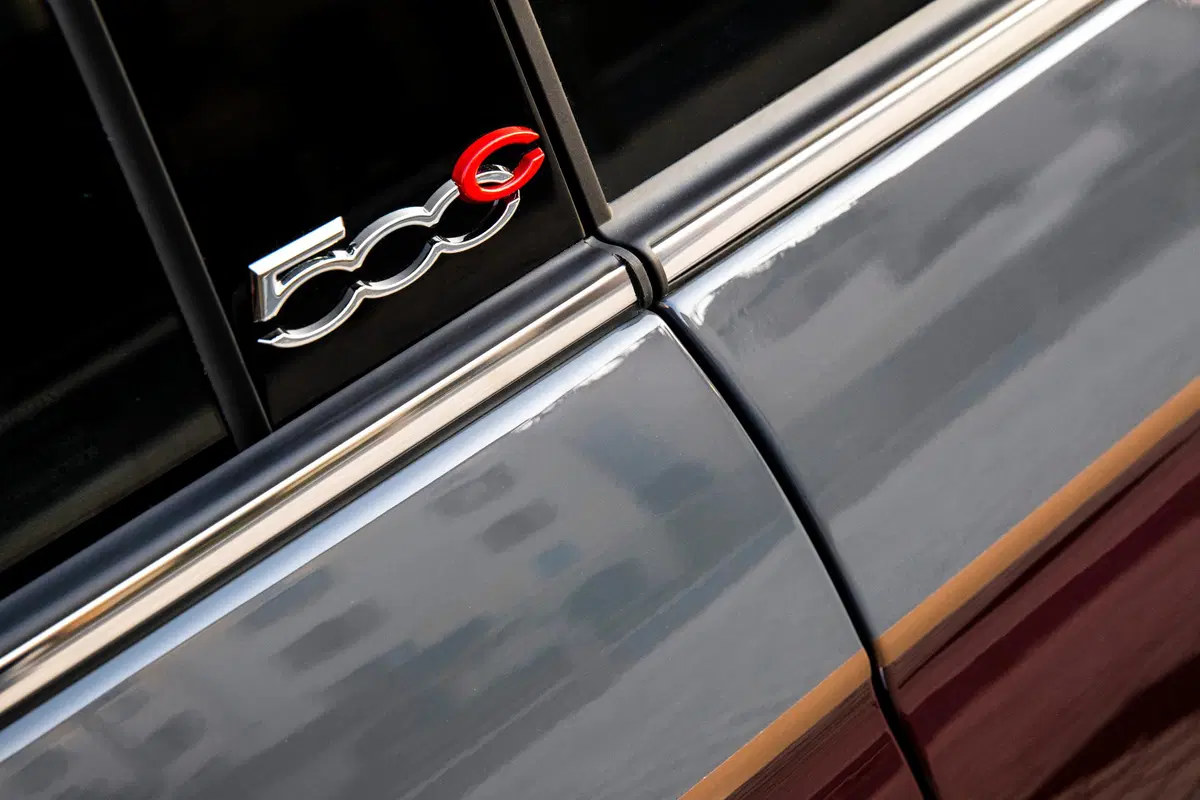 Nuova Fiat 500 Collezione, la cabrio che sfila a Milano Duomo [video] (15)