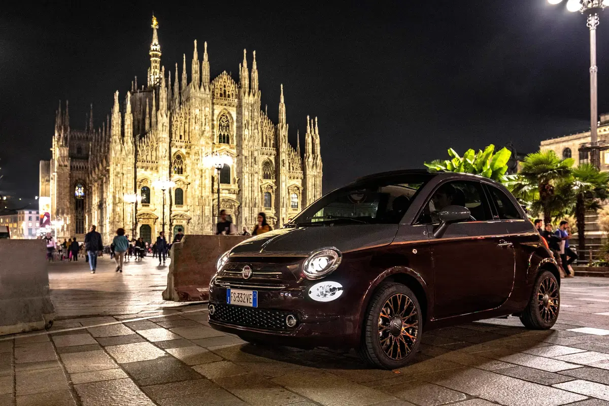 Nuova Fiat 500 Collezione, la cabrio che sfila a Milano Duomo [video] (17)