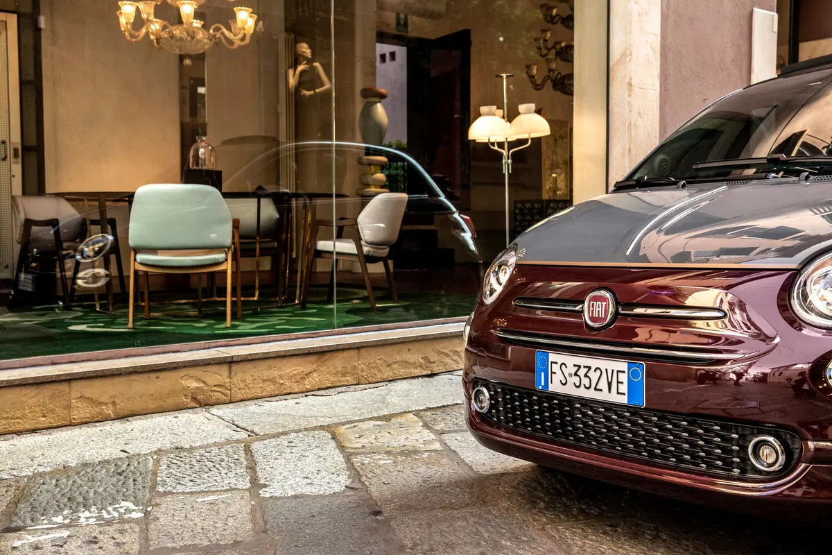 Nuova Fiat 500 Collezione, la cabrio che sfila a Milano Duomo [video] (18)