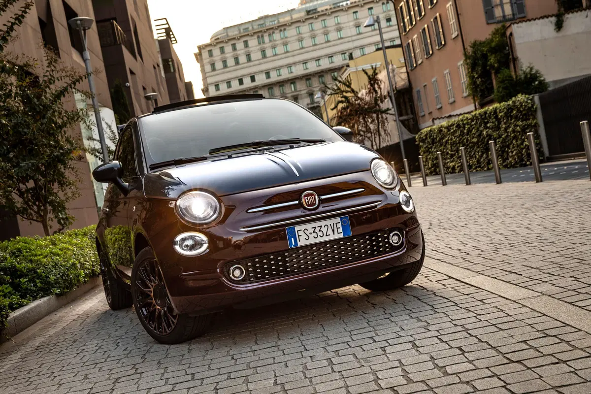 Nuova Fiat 500 Collezione, la cabrio che sfila a Milano Duomo [video] (19)