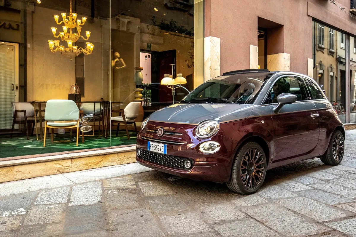Nuova Fiat 500 Collezione, la cabrio che sfila a Milano Duomo [video] (20)
