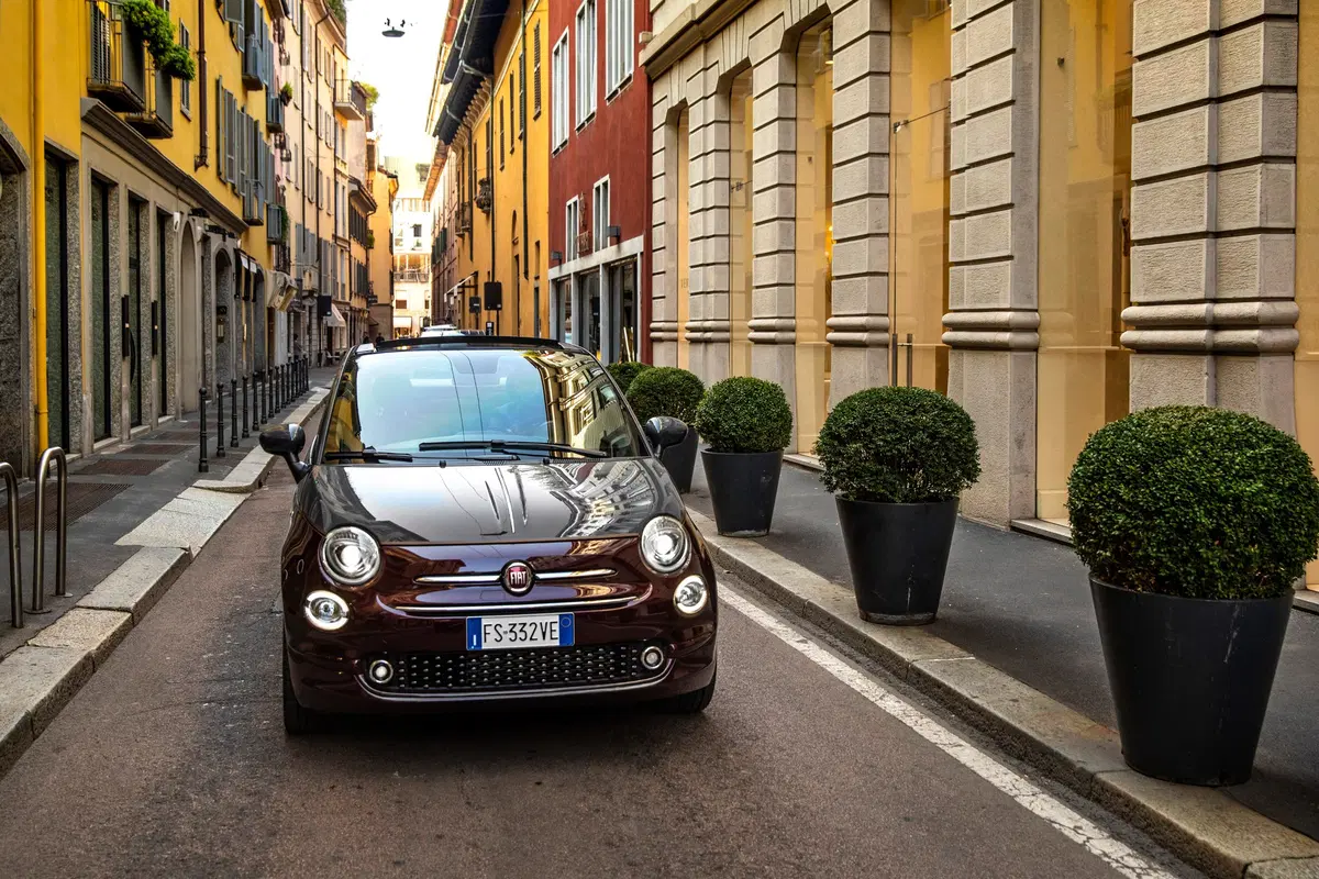 Nuova Fiat 500 Collezione, la cabrio che sfila a Milano Duomo [video] (21)