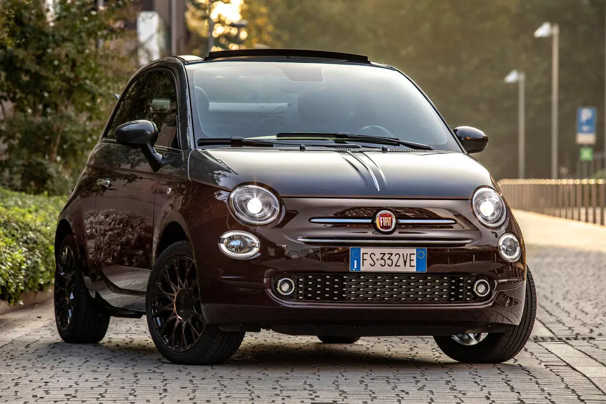 Nuova Fiat 500 Collezione, la cabrio che sfila a Milano Duomo [video] (23)