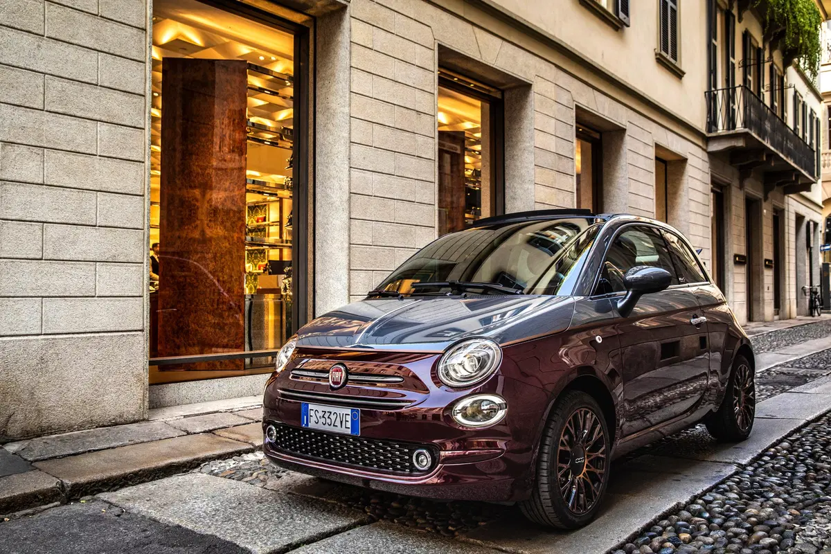 Nuova Fiat 500 Collezione, la cabrio che sfila a Milano Duomo [video] (24)