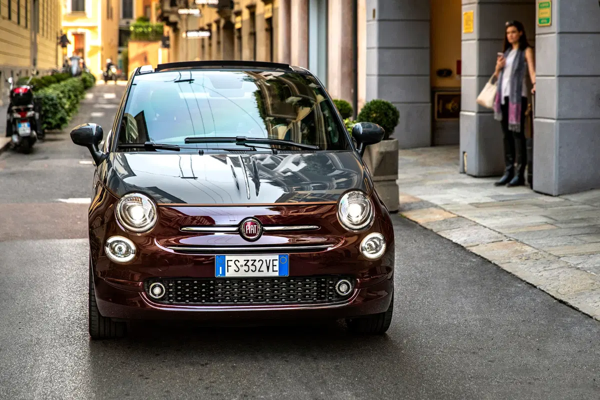 Nuova Fiat 500 Collezione, la cabrio che sfila a Milano Duomo [video] (25)