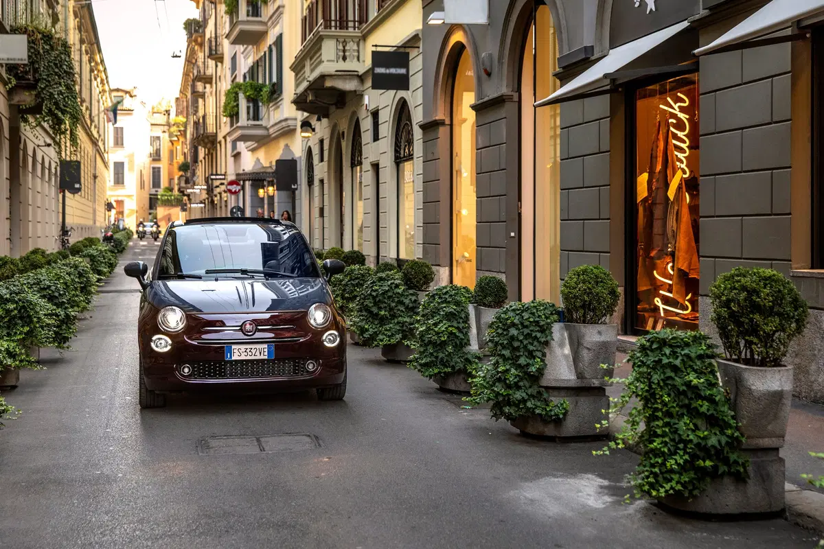 Nuova Fiat 500 Collezione, la cabrio che sfila a Milano Duomo [video] (26)