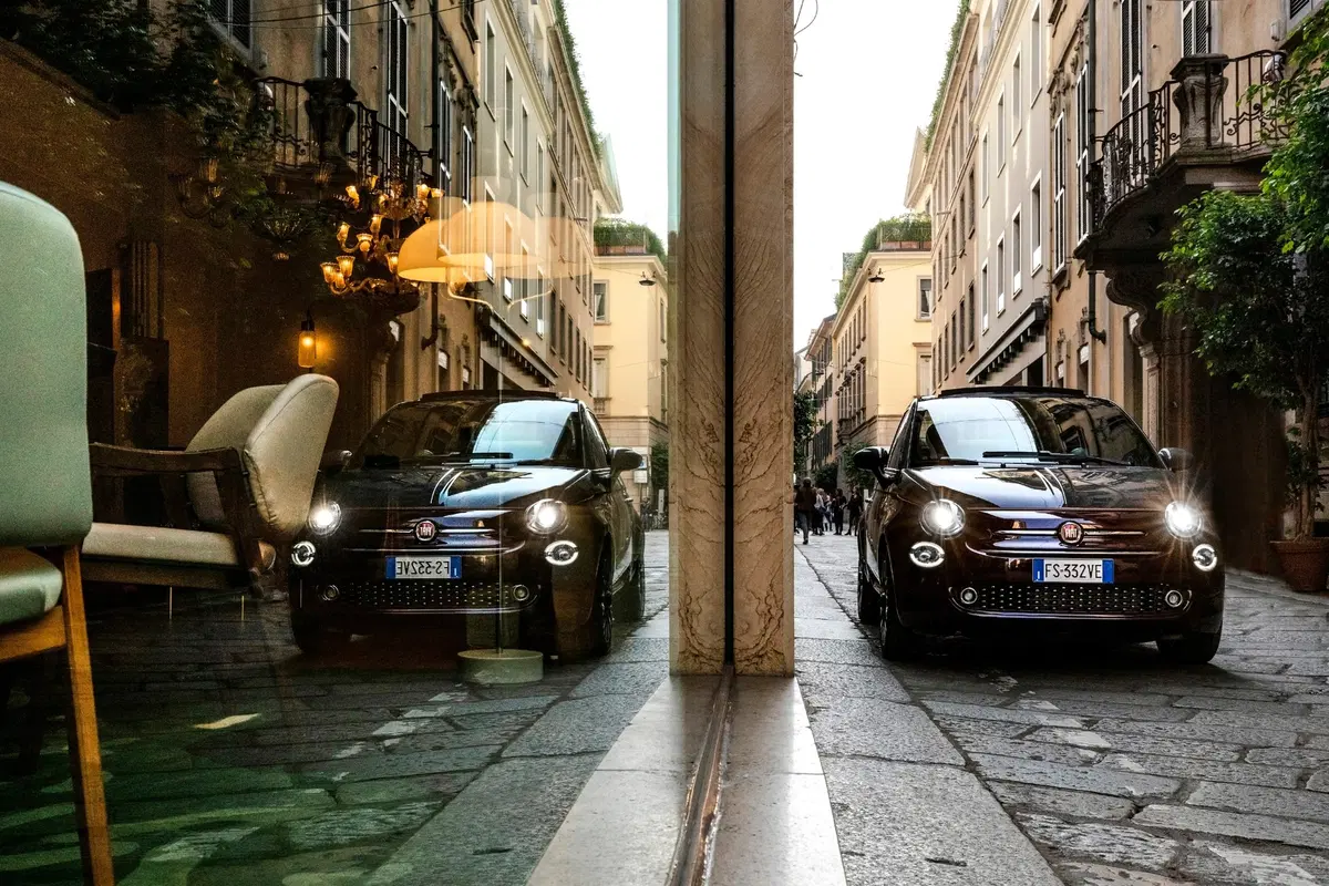 Nuova Fiat 500 Collezione, la cabrio che sfila a Milano Duomo [video] (27)