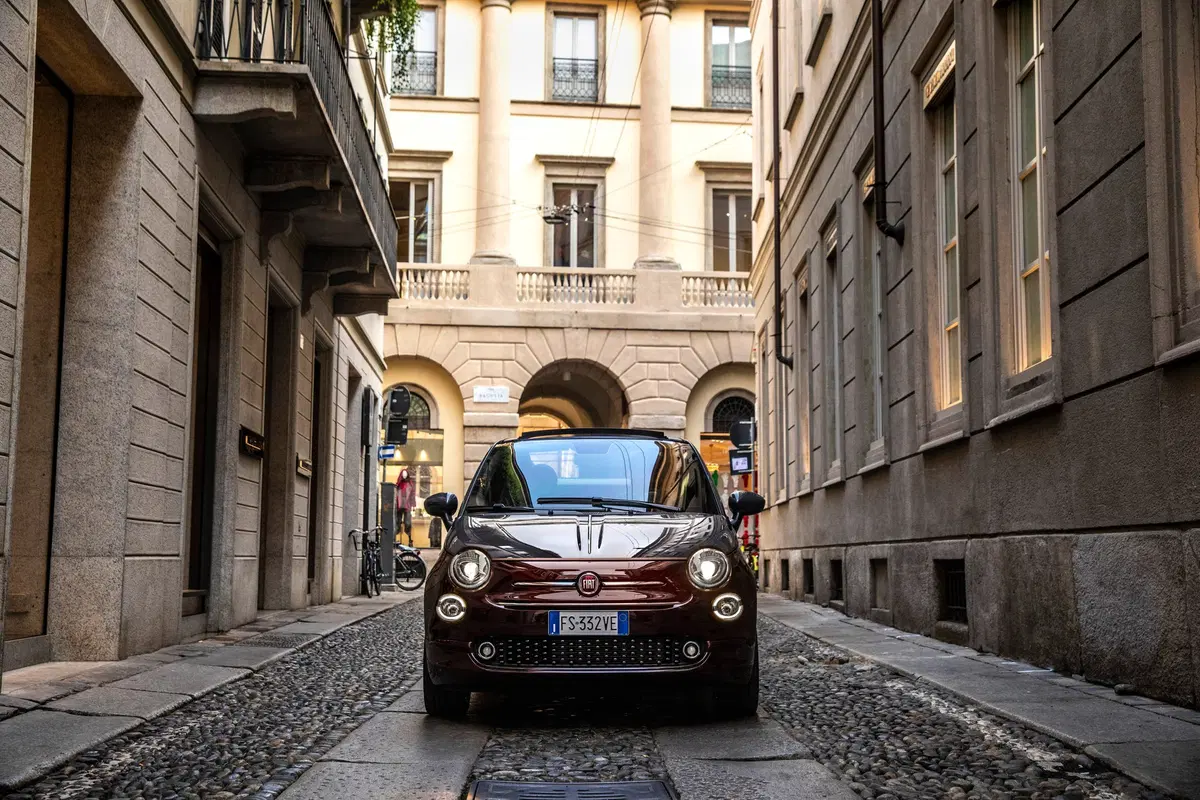 Nuova Fiat 500 Collezione, la cabrio che sfila a Milano Duomo [video] (28)