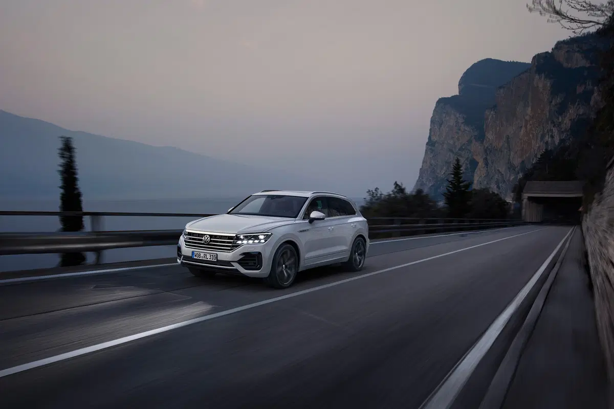 VW, Illuminazione: nuovi gruppi ottici e segnalazioni visive dell’auto [Parte 2 - Video] (12)