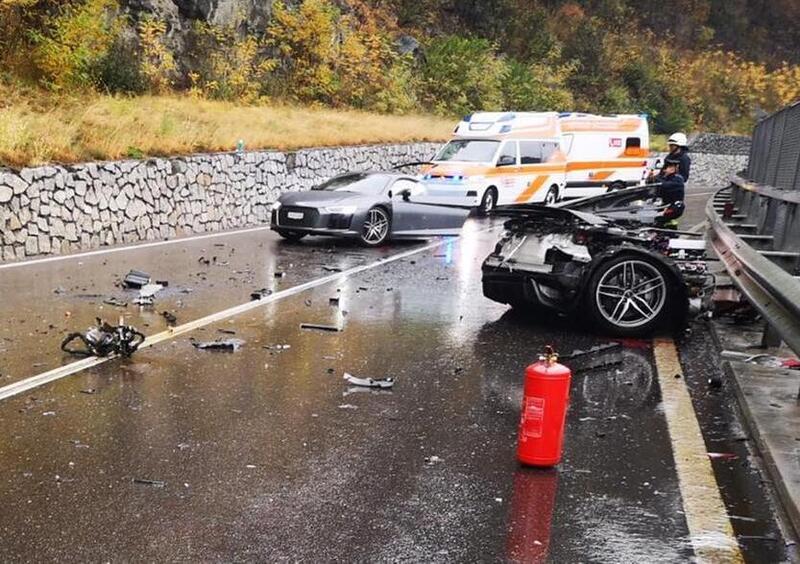 Schianto contro un autobus, Audi R8 si spezza in due