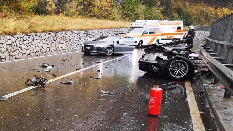 Schianto contro un autobus, Audi R8 si spezza in due