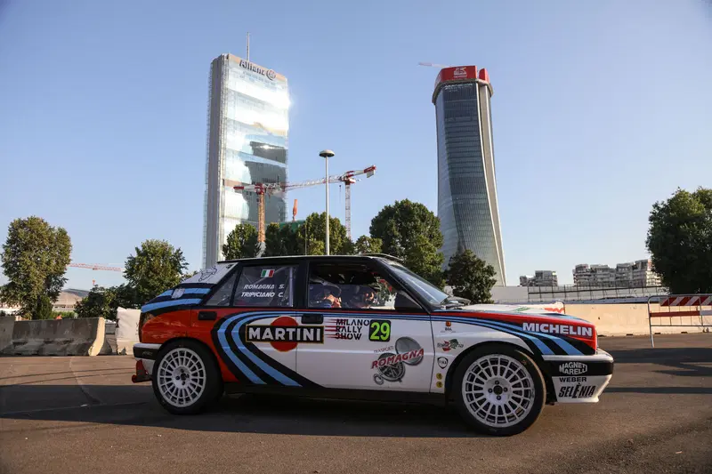 Auto storiche o da rally tra i grattacieli di Milano, con il patrocinio dell'Automobile Club