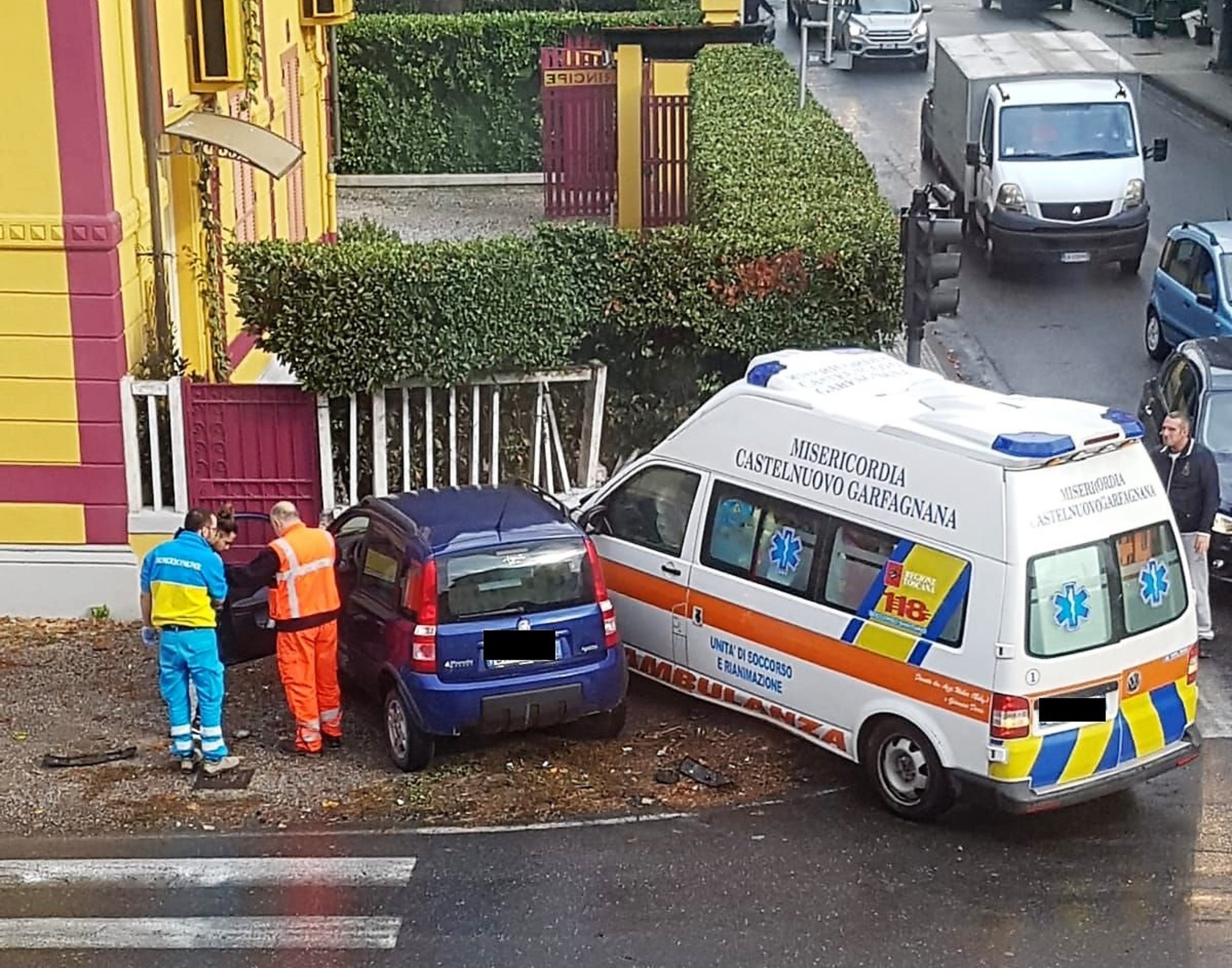 Ambulanze e auto mediche fanno il botto: incidenti a mezzi di soccorso medico sulle strade bagnate