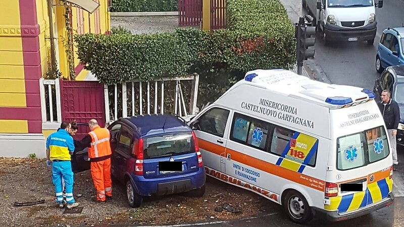 Ambulanze e auto mediche fanno il botto: incidenti a mezzi di soccorso medico sulle strade bagnate