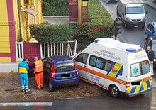 Ambulanze e auto mediche fanno il botto: incidenti a mezzi di soccorso medico sulle strade bagnate