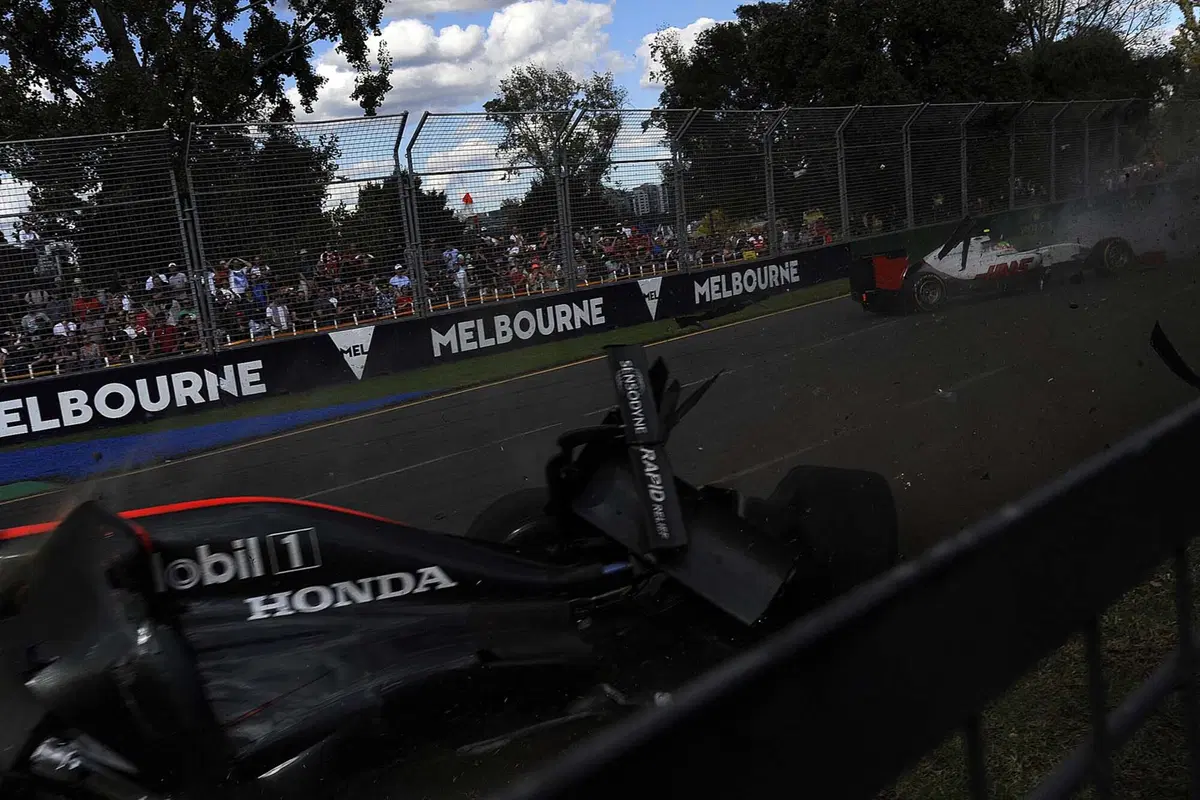 Formula 1, Gp Australia 2016, spaventoso incidente per Alonso  (6)