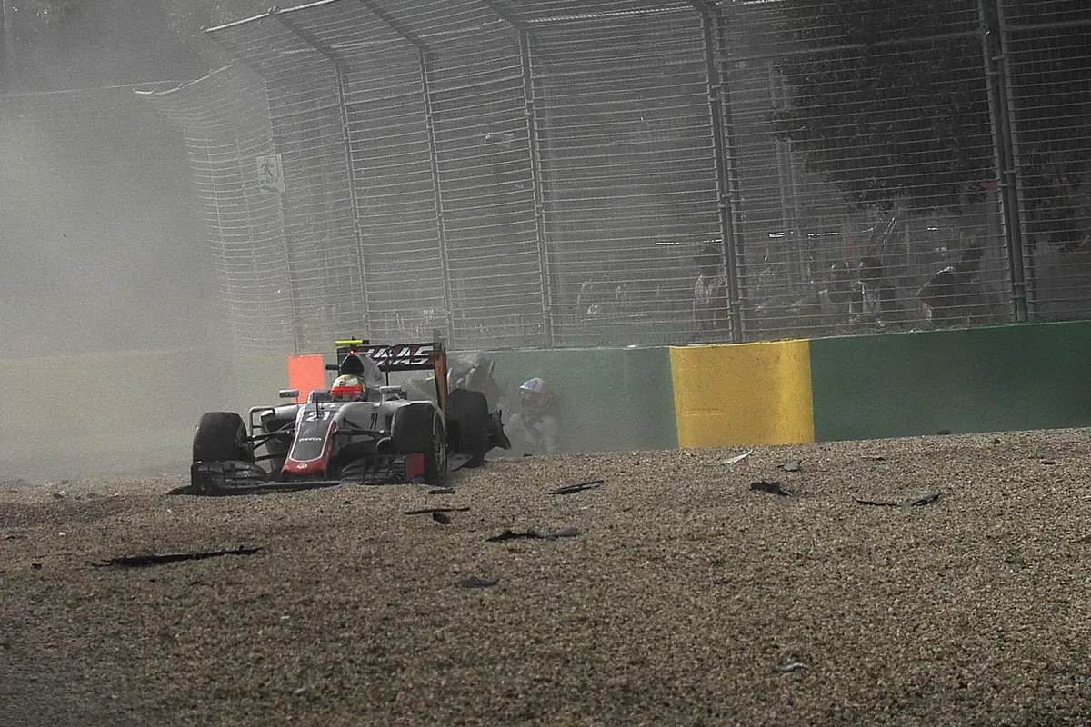 Formula 1, Gp Australia 2016, spaventoso incidente per Alonso  (8)