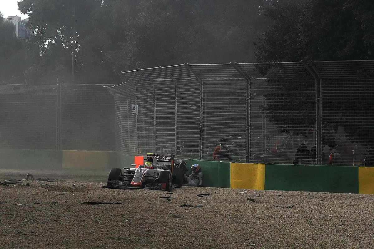 Formula 1, Gp Australia 2016, spaventoso incidente per Alonso  (9)